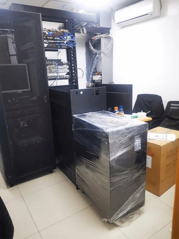 3 phase uninterruptible power supply